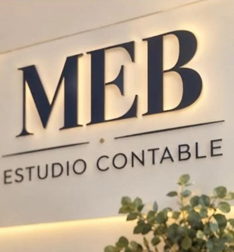 Oficina del Estudio Contable MEB con su cartel luminoso